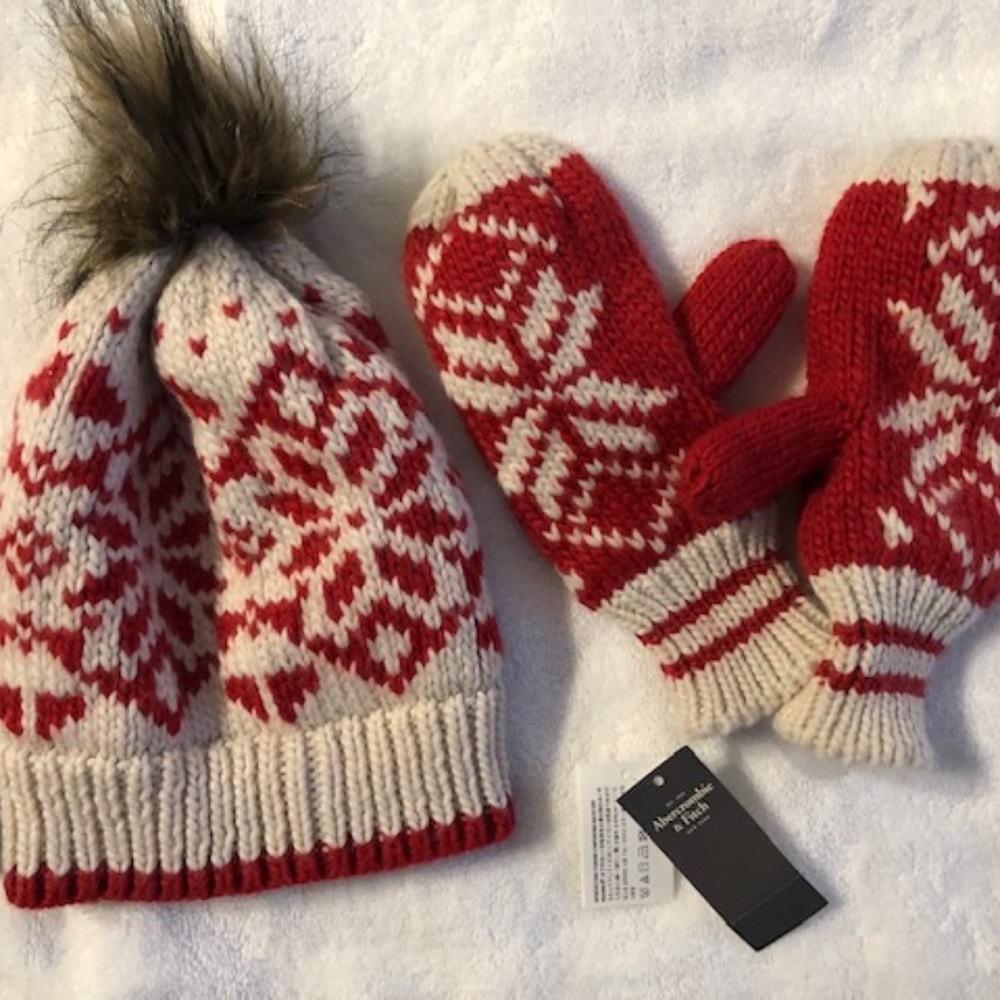 NWT!  ABERCROMBIE POM beanie & mittens set